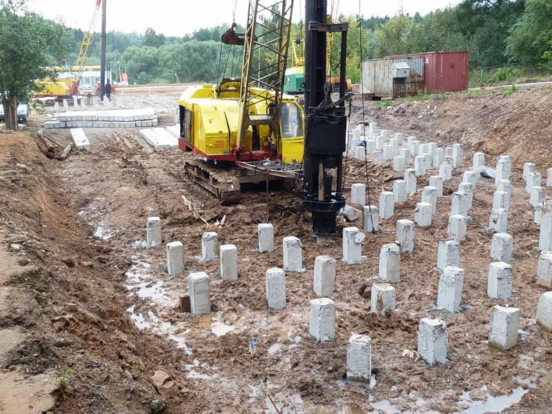 буровая забивает сваи