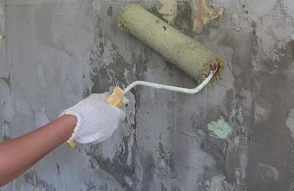 наносит валиком грунтовку