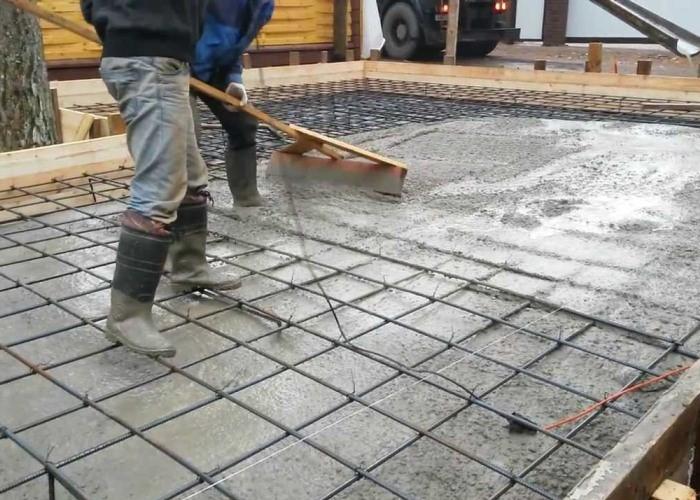 заливка бетоном плитного фундамента
