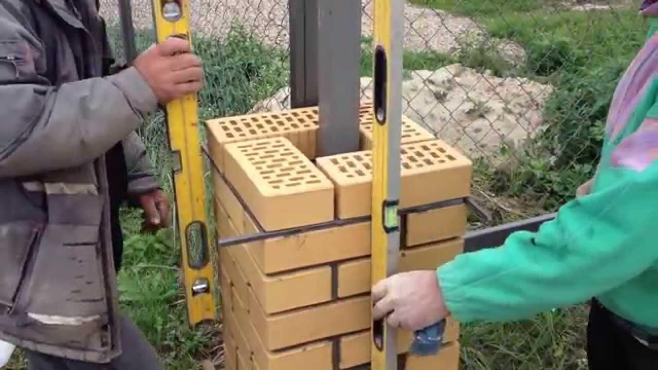 Центровка уровнем кирпичного столба