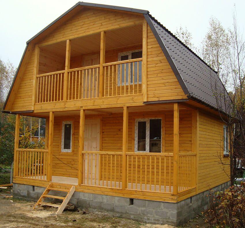 Деревянный дом с мансардной крышей