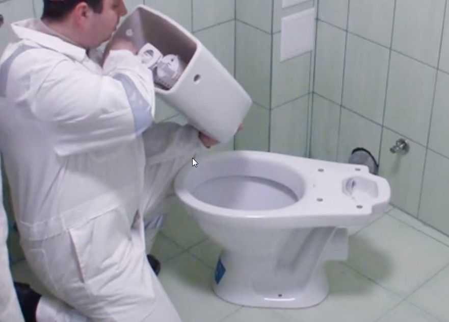 Монтаж унитаза с бачком