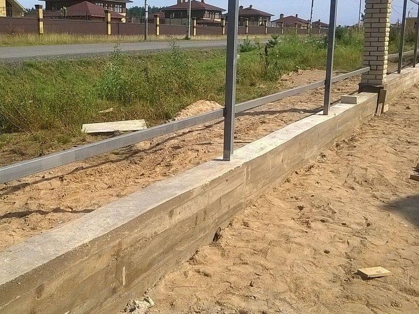 как сделать фундамент под кирпичный забор