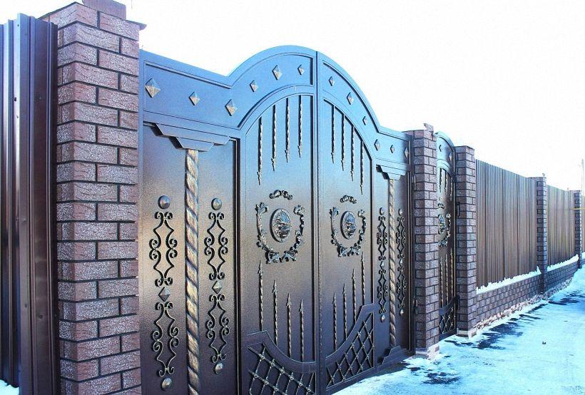 кованые ворота прикрепленные к кирпичным столбам