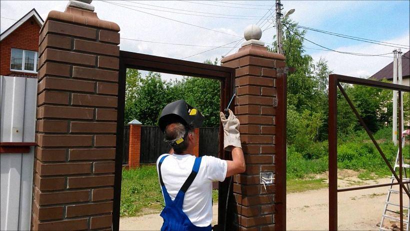 Крепление ворот к кирпичным столбикам своими руками