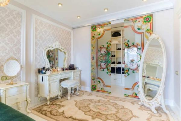 Двери с рисунками в нишу