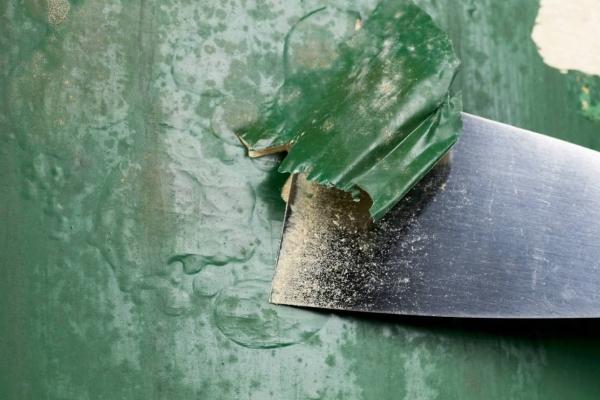 Удаление краски со стены в ванной